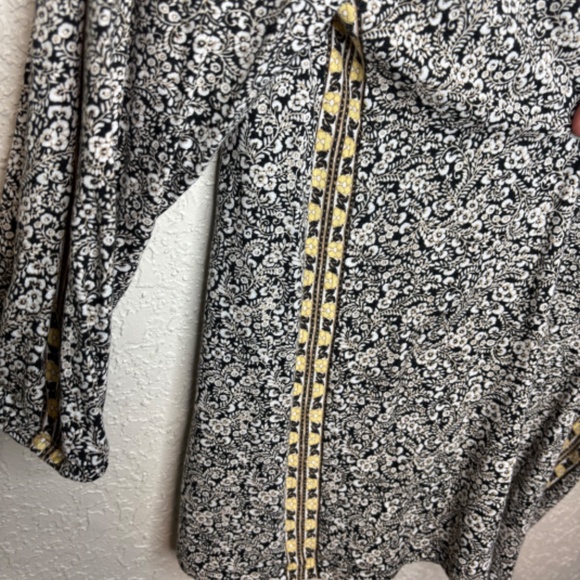 J. Jill Black White Yellow Floral Casual Peasant Relaxed Top Women's Size Medium - Picture 5 of 13